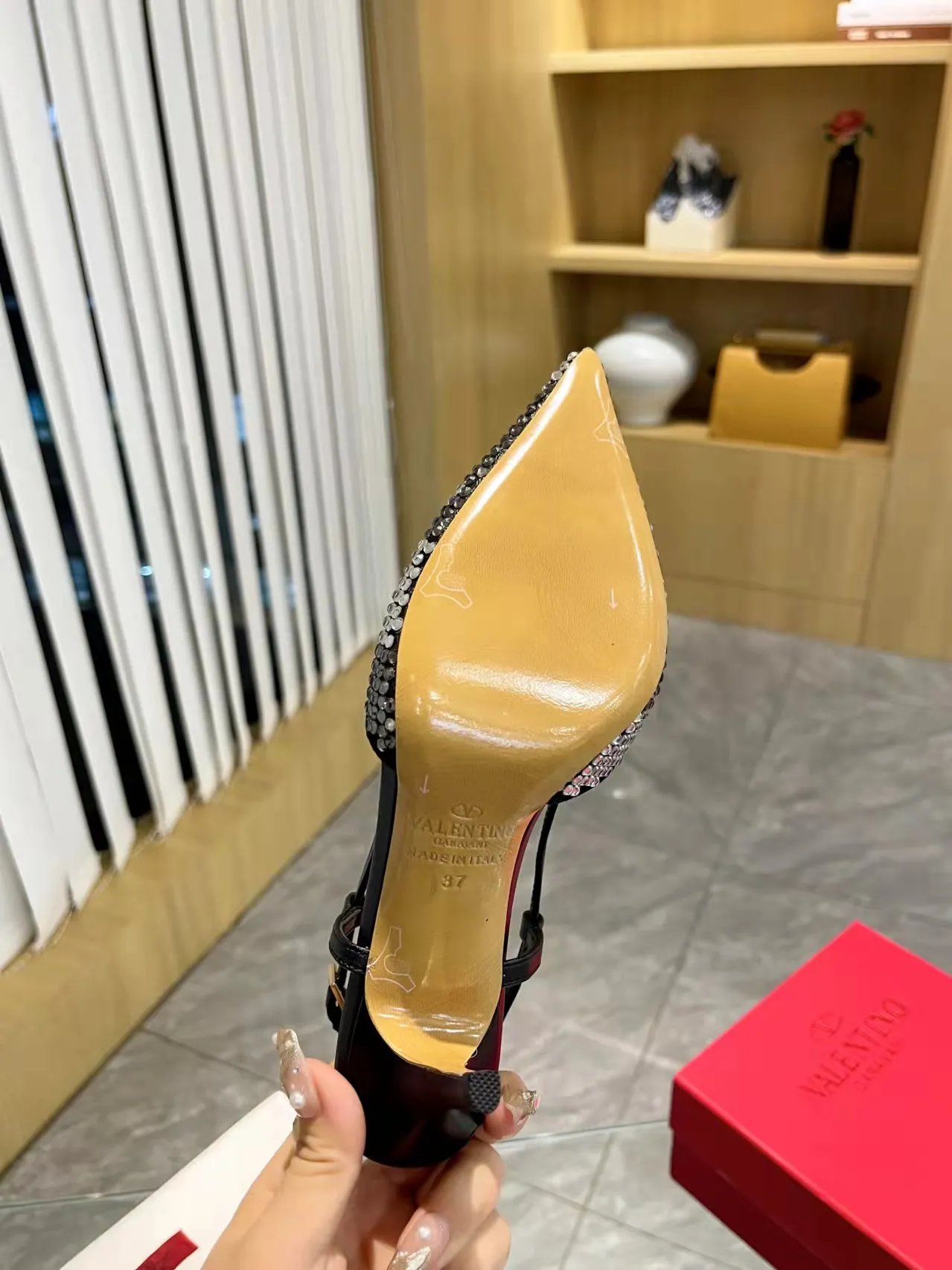 👟👟Ex-factory price 440👟👟 Genuine leather sole + 40 Kloesch diamond buckle Valentino.Valentino big v buckle single shoes ㊙️Latest series of counter genuine version with perfect details. Authentic products are made one to one. All details are consistent with genuine ones. The upper foot is very pedicure type. The key point is that it is very good and easy to control. It does not wear the feet and does not tire the feet. It is a walking artifact. The last shape is completely compared to the counter. The details are perfect. It is impossible to make such an exquisite product without the original version. Exclusive molded brass color. The highest version on the market. Fabric: imported sheepskin, lining and foot pads are all sheepskin. Color: 13 colors available. Sizes (34 to 42). Customized size 34 and 42. Non-returnable and non-exchangeable. Heel height: 7CM. Rubber sole. Genuine leather sole +40